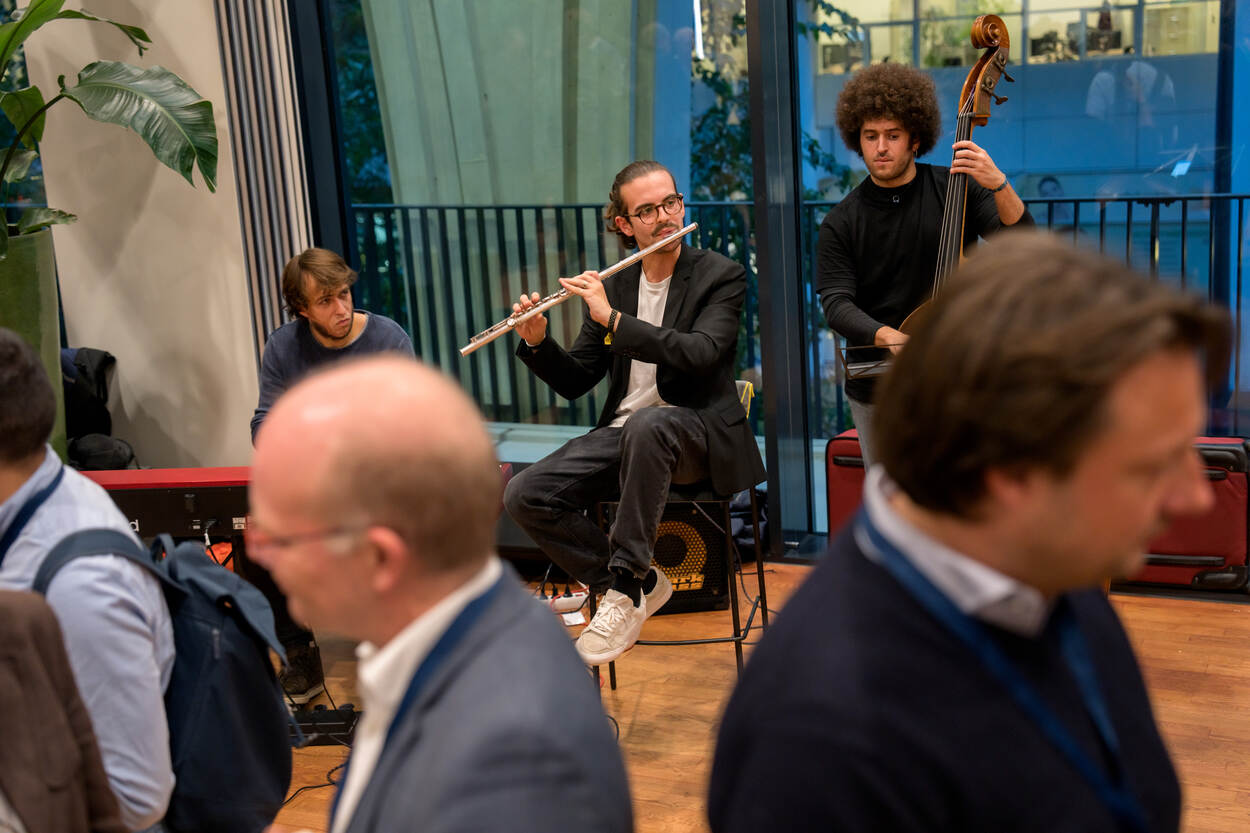 Muzikaal intermezzo door een trio van muzikanten tijdens de reünieborrel.