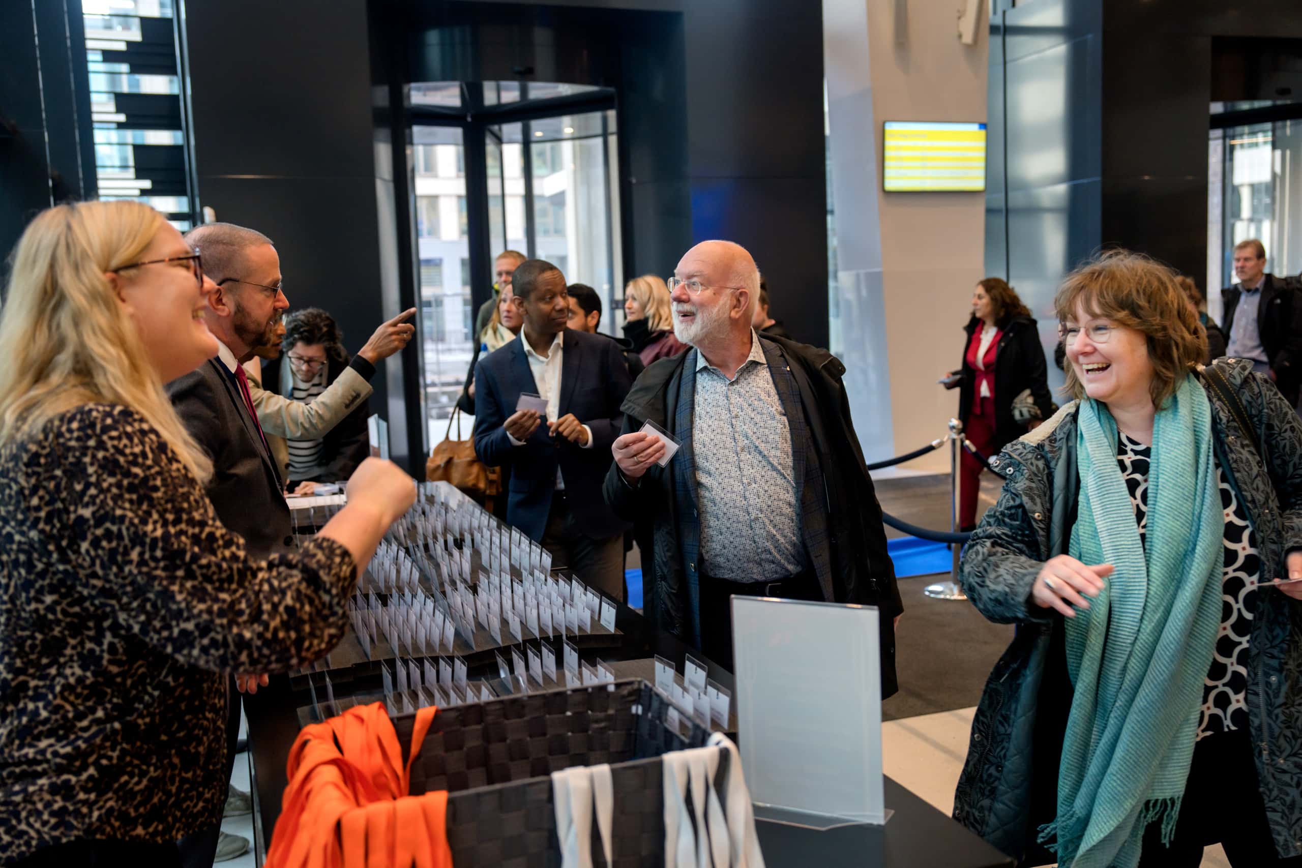 Mensen komen binnen bij het jubileumcongres WODC